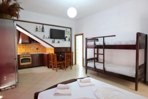 une chambre avec deux lits superposés et une cuisine dans l'établissement Vila Relax, à Ksamil