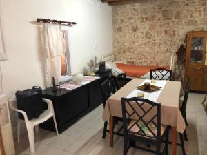 ein Wohnzimmer mit einem Tisch und Stühlen in der Unterkunft Friendly villagehouse in Paphos City