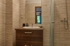 ein Badezimmer mit Waschbecken und Dusche in der Unterkunft Apartamenty Rozewie in Jastrzębia Góra + 252 Fotos