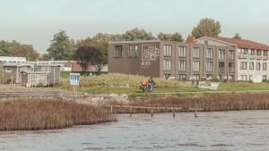 Výhled na řeku, která protéká v blízkosti hotelu