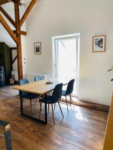 a dining room with a wooden table and chairs at Alte Scheune in Werneck