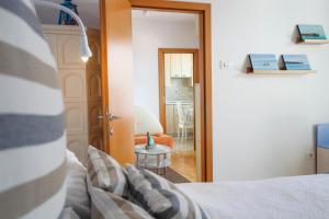 เตียงในห้องที่ Apartma Srčanka