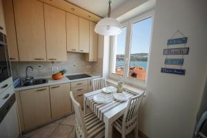 ครัวหรือมุมครัวของ Apartma Srčanka
