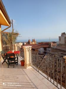 balcón con mesa y vistas al océano en La sinfonia di.kerkent, en Agrigento