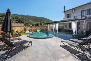 Piscina de la sau aproape de Casa Del Miele, private pool, BBQ, mountain view.
