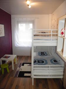 Kleines Zimmer mit 2 Etagenbetten und einem Tisch in der Unterkunft Haus Bahlo - Ferienwohnungen in Attendorn