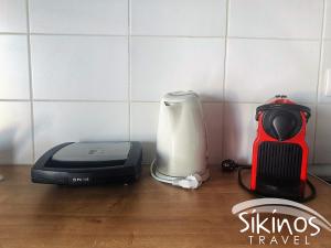 encimera de cocina con licuadora y tostadora en Alopronoia Sunrise, en Síkinos