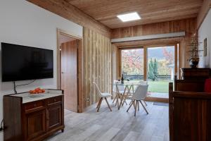 Televízia a/alebo spoločenská miestnosť v ubytovaní Apartamentos Ea Astei
