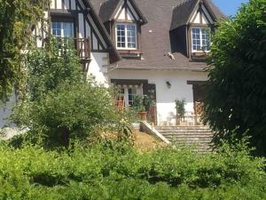 une maison avec un escalier menant à la porte d'entrée. dans l'établissement Villa Bonaparte, à Touques