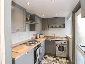 una cocina con lavadora y lavadora en Faran House, en Saltburn-by-the-Sea