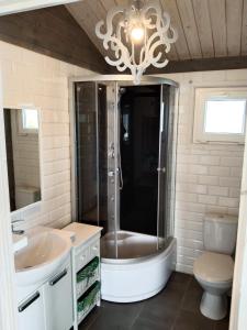 Koupelna v ubytování Domki LA MER z własnymi ogródkami- Balia z jacuzzi ,sauna ,rowery, klimatyzacja + 37 fotografií