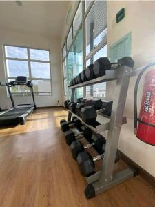 een kamer met een fitnessruimte met een loopband bij Heritage Homestay in Kota Tinggi