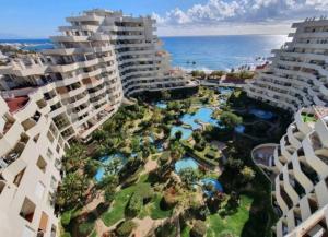 una vista aerea di un resort vicino all'oceano di Apartment in BenalBeach 5 pools a Benalmádena