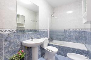 y baño con aseo, lavabo y bañera. en Acogedor y céntrico apartamento, en Málaga