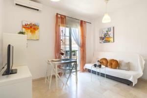 a white living room with a couch and a table at Acogedor y céntrico apartamento in Málaga