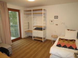 ein Schlafzimmer mit einem Bett und einem Bücherregal in der Unterkunft Family Apartment Lipno Lake in Lipno nad Vltavou