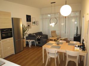 eine Küche und ein Wohnzimmer mit einem Tisch und Stühlen in der Unterkunft Family Apartment Lipno Lake in Lipno nad Vltavou