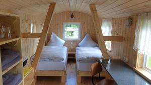 Ένα ή περισσότερα κρεβάτια σε δωμάτιο στο Heinrich's Schäferwagen Milbenstube