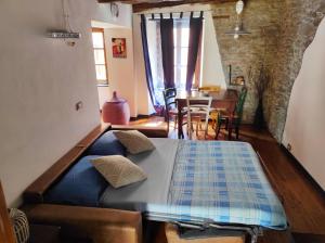 1 dormitorio con 1 cama en una habitación en Antico Borgo, en Brugnato