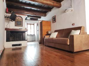 sala de estar con sofá y chimenea en Antico Borgo, en Brugnato