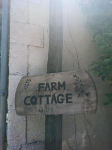 Un panneau indiquant que le cottage de la ferme se trouve à côté d'un bâtiment dans l'établissement Farm cottage, à Les Riffes