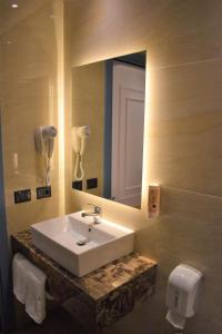 A bathroom at Giulia Albérgo Hotel Még 37 kép