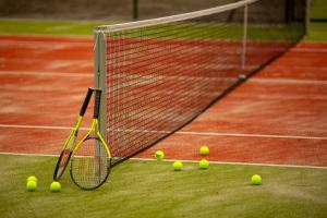 Tennis och/eller squashbanor vid eller i närheten av Pałac Komierowo