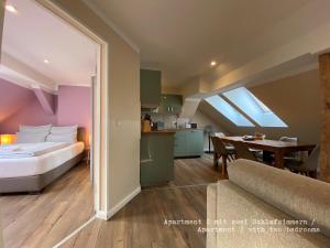 1 dormitorio con 1 cama y 1 mesa en una habitación en Amaroo - Gästehaus Potsdam “Charlottenhof”, en Potsdam