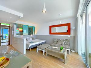 una sala de estar con un sofá y una mesa en Punta Del Rey Only Adults, en Puerto Rico de Gran Canaria