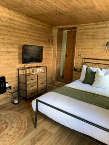 Gallery image of 1 bedroom woodland cabin in Launceston