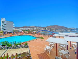 un complejo con piscina, mesas y sombrillas en Punta Del Rey Only Adults, en Puerto Rico de Gran Canaria 23 fotos más
