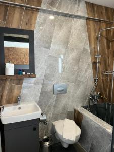 Ein Badezimmer in der Unterkunft Ladik Hotel