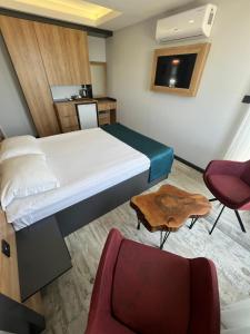 מיטה או מיטות בחדר ב-Ladik Hotel