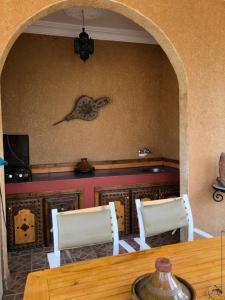 ein Esszimmer mit einem Tisch und 2 Stühlen in der Unterkunft Siliya rooms Heart Ameln Valley in Tafraout