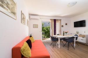 TV a/nebo společenská místnost v ubytování Apartments Mare Trogir