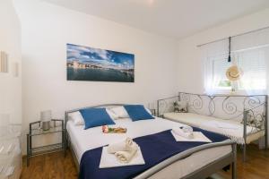Postel nebo postele na pokoji v ubytování Apartments Mare Trogir