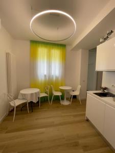 kuchnia i jadalnia ze stołem i krzesłami w obiekcie B&B Il Gabbiano w mieście Orbetello