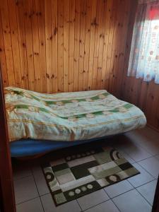 מיטה או מיטות בחדר ב-Agroturystyka nad Biebrza Sośniaki