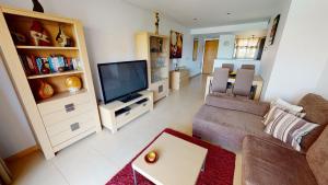 ein Wohnzimmer mit Sofa und Fernseher in der Unterkunft Casa Espliego D-A Murcia Holiday Rentals Property in Torre-Pacheco