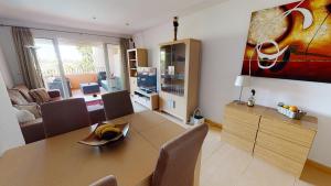 ein Wohnzimmer mit Tisch und ein Esszimmer in der Unterkunft Casa Espliego D-A Murcia Holiday Rentals Property in Torre-Pacheco