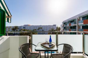 - Balcón con mesa y sillas y vistas a la ciudad en Apartment Palm trees view of the dunes en Playa del Inglés
