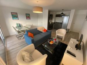 sala de estar con sofá azul y mesa en Kerijsel T3 Arzon Port du Crouesty et Port-Navalo, en Arzon