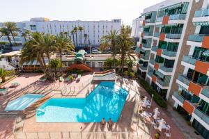 una vista aérea de una piscina junto a un edificio en Apartment Palm trees view of the dunes en Playa del Inglés