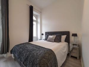 ein Schlafzimmer mit einem großen Bett und einem Fenster in der Unterkunft EXECUTIVE DOUBLE ROOM WITH EN-SUITE IN GUEST HOUSE CITY CENTRE r4 in Luxemburg (Stadt)