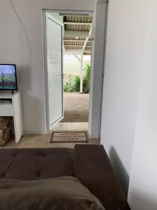 Casa da Vila في بورتو بيلو: غرفة معيشة مع أريكة أمام باب