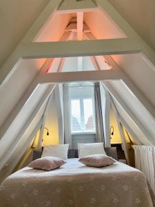 a bedroom with a bed in the attic at Olive Bed and Breakfast in Amsterdam