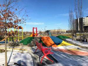 um parque infantil com um banco vermelho na neve em Luxury Executive Suite Harvard Allston 3 Bedrooms 2 Baths em Boston