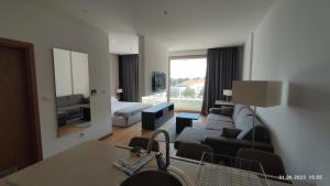 Ein Sitzbereich in der Unterkunft Apartments LORA in Apart-hotel