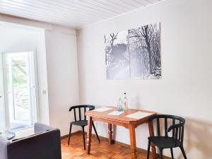 uma sala de jantar com uma mesa e duas cadeiras em Gästehaus an der Moseltherme em Traben-Trarbach