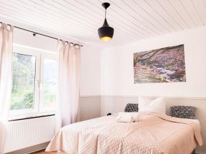 Ένα ή περισσότερα κρεβάτια σε δωμάτιο στο Gästehaus an der Moseltherme